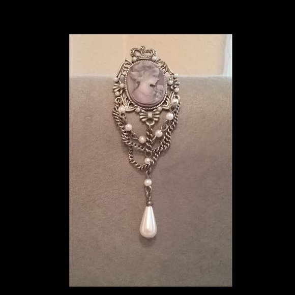 Vintage Purple Cameo Brooch - Picture 1 of 1